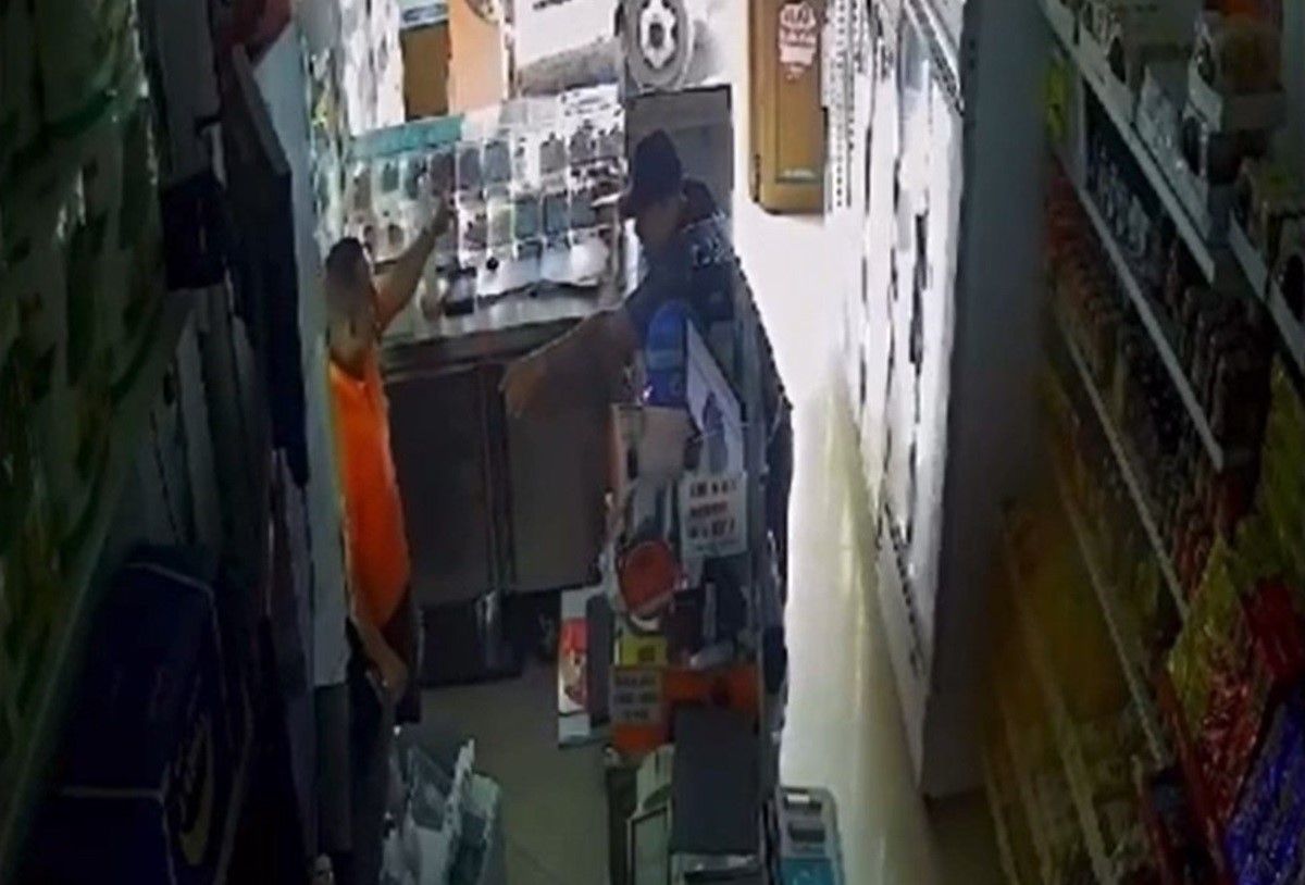 El ladrón apuntado con el cuchillo al dueño del establecimiento en Arrecife (Foto: La Provincia)
