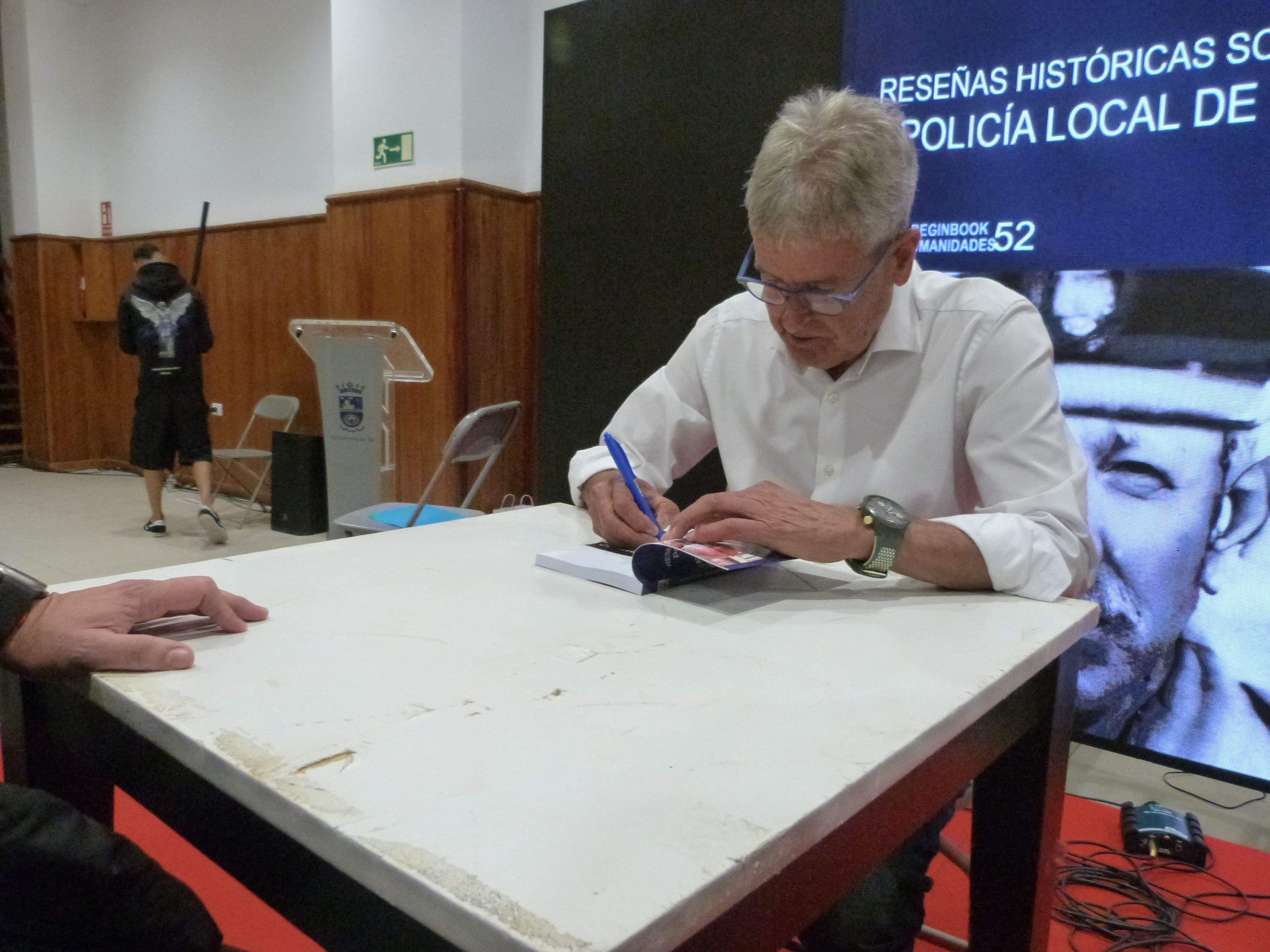 Presentación del libro Reseñas Históricas sobre la Policía Local de Tías en el Centro Socio Cultural de Mácher Presentación del libro Reseñas Históricas sobre la Policía Local de Tías en el Centro Socio Cultural de Mácher