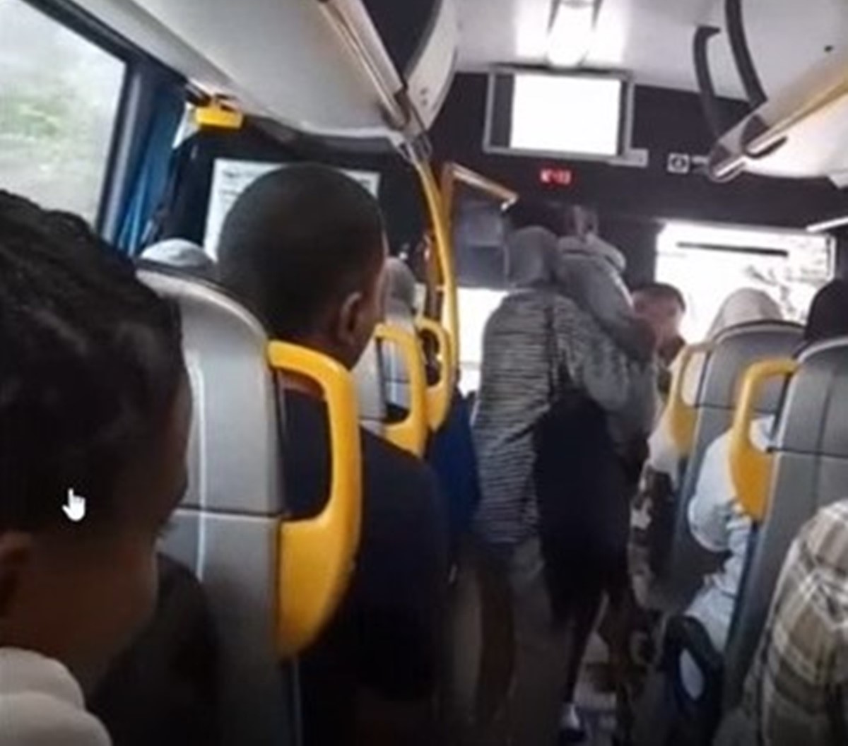 Momento del altercado en la guagua en Arrecife (Foto: LaProvincia)