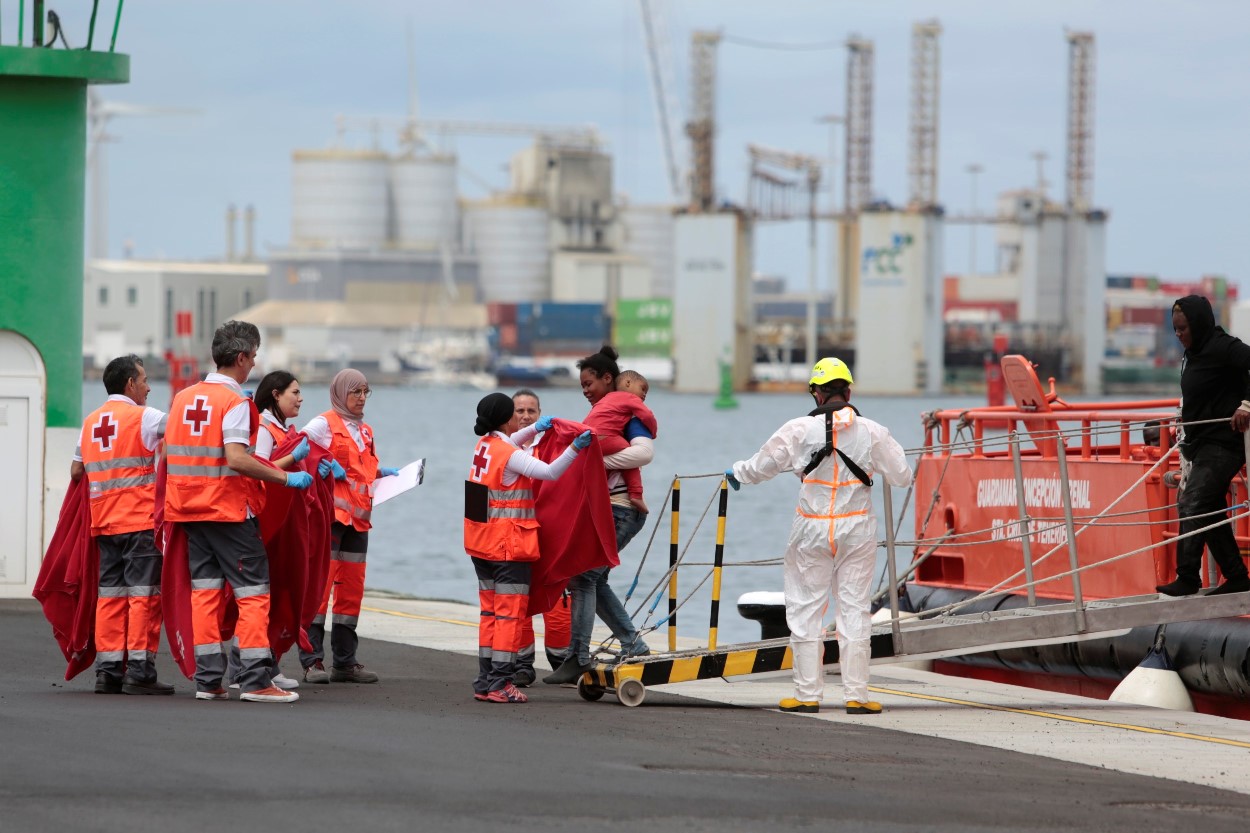 Llegada de migrantes, entre ellos un bebé, a Lanzarote (Fotos: Juan Mateos)
