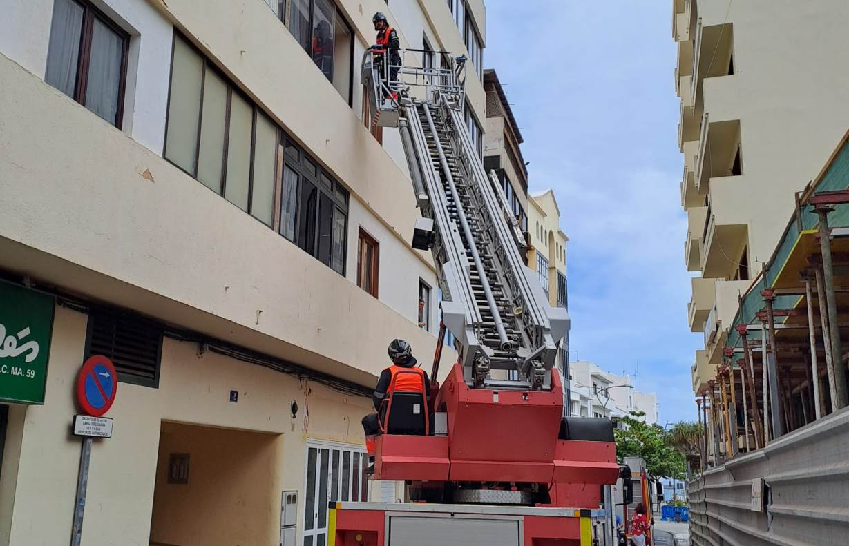 Bomberos accediendo a la vivienda