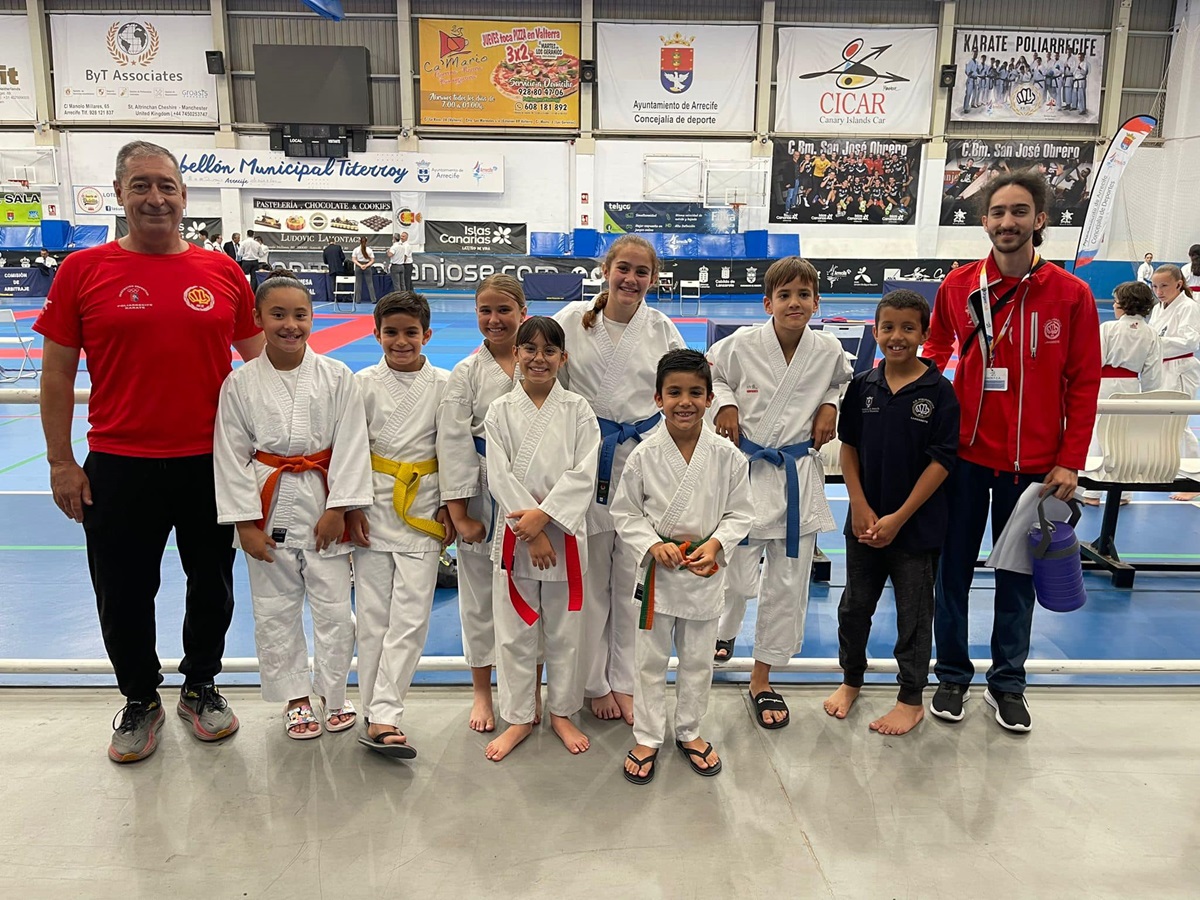 Los jugadores del Kárate Poliarrecife en el campeonato Campeonato de Kárate de la capital