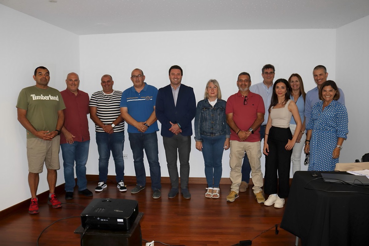 Autoridades junto a expertos y representantes de las asociaciones presentes en la jornada de su Guía técnica de parques infantiles inclusivos 