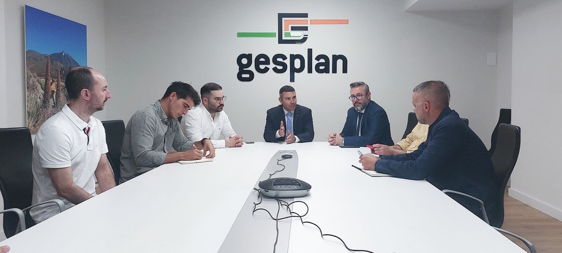 Reunión del presidente Oswaldo Betancort con responsables de Gesplan.