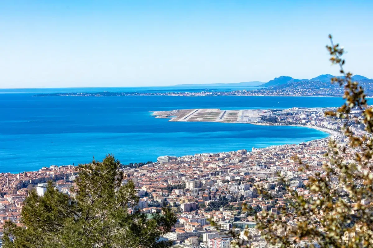 La costa mediterránea a la altura de Niza. Turismo.