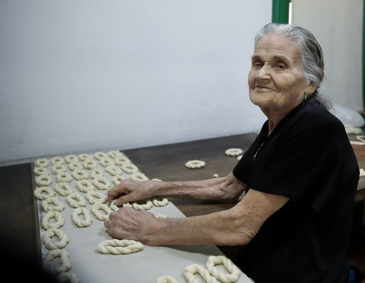 Maruja Machín con sus rosquillas en la pastelería