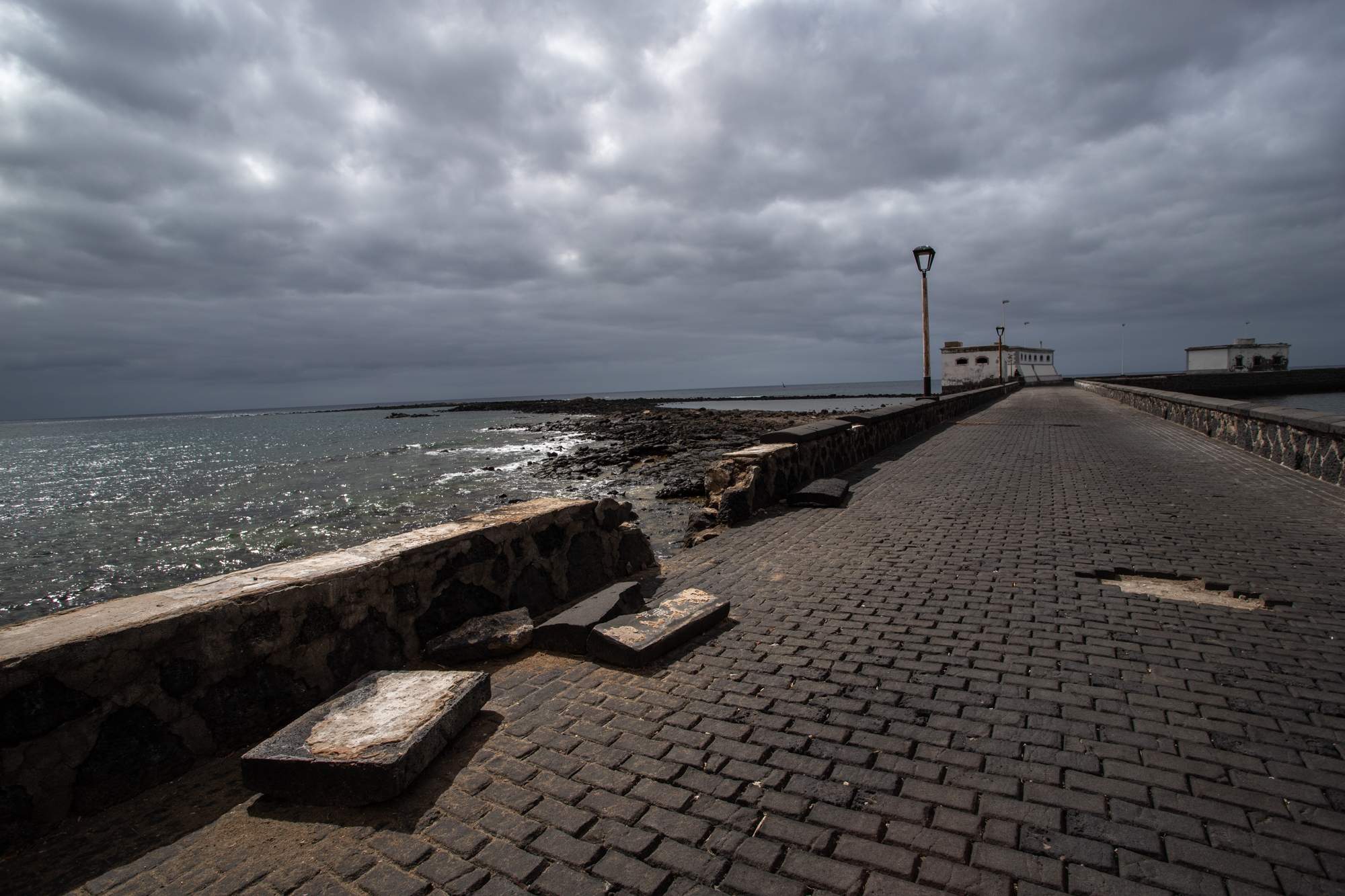Destrozos causados por el mar en la avenida del Puente de Las Bolas. Foto: Andrea Domínguez. Destrozos causados por el mar en la avenida del Puente de Las Bolas. Foto: Andrea Domínguez.