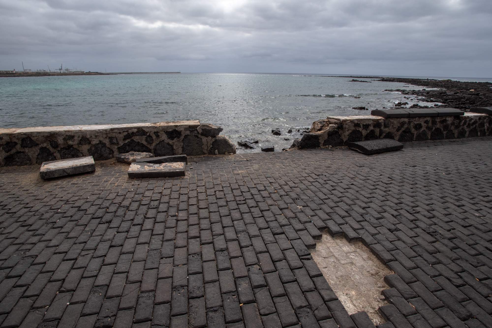 Destrozos causados por el mar en la avenida del Puente de Las Bolas. Foto: Andrea Domínguez. Destrozos causados por el mar en la avenida del Puente de Las Bolas. Foto: Andrea Domínguez.