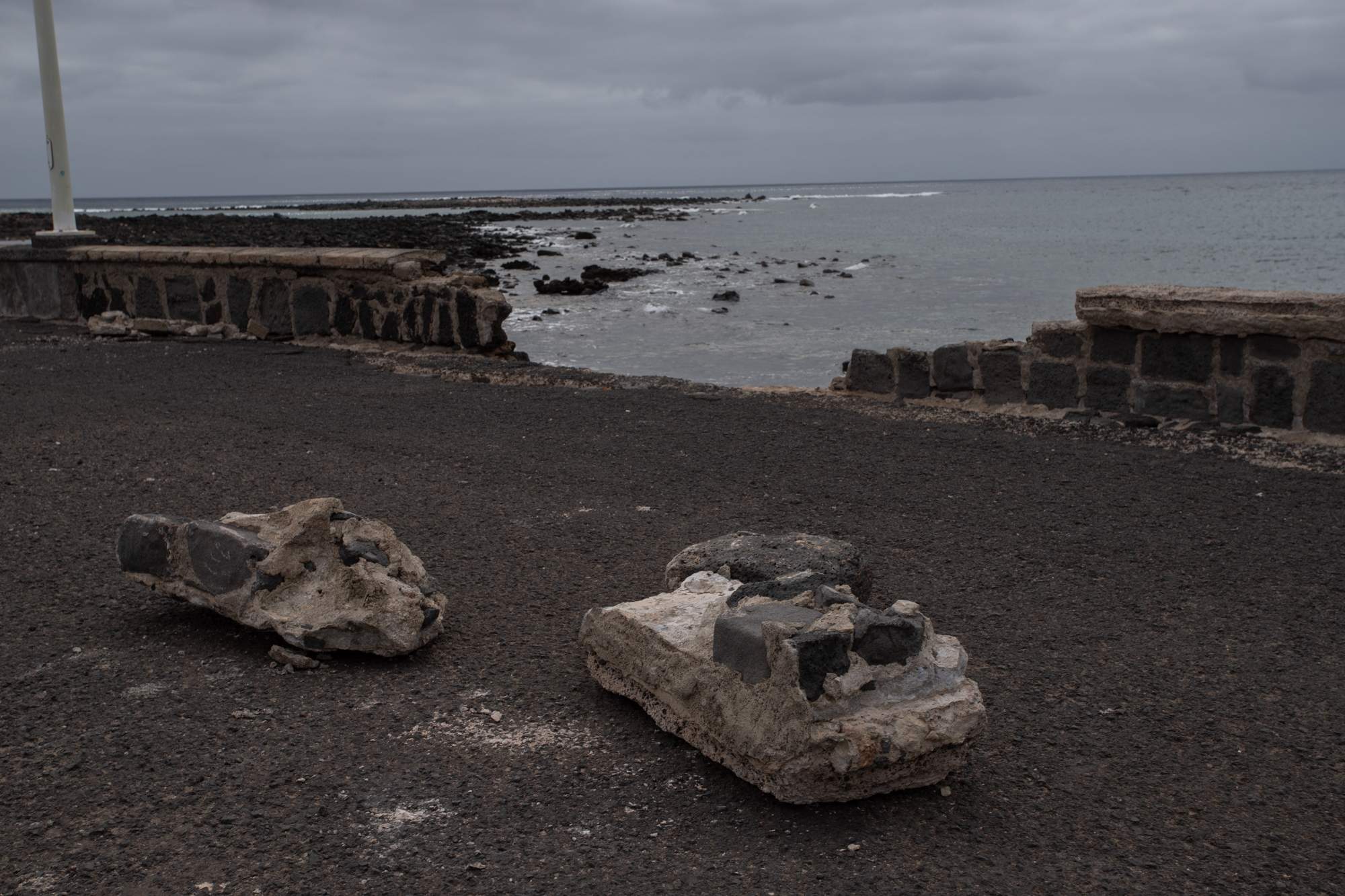 Destrozos causados por el mar en la avenida del Puente de Las Bolas. Foto: Andrea Domínguez. Destrozos causados por el mar en la avenida del Puente de Las Bolas. Foto: Andrea Domínguez.
