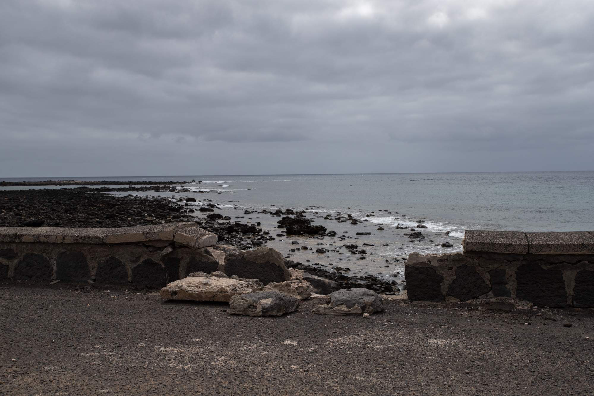 Destrozos causados por el mar en la avenida del Puente de Las Bolas. Foto: Andrea Domínguez. Destrozos causados por el mar en la avenida del Puente de Las Bolas. Foto: Andrea Domínguez.