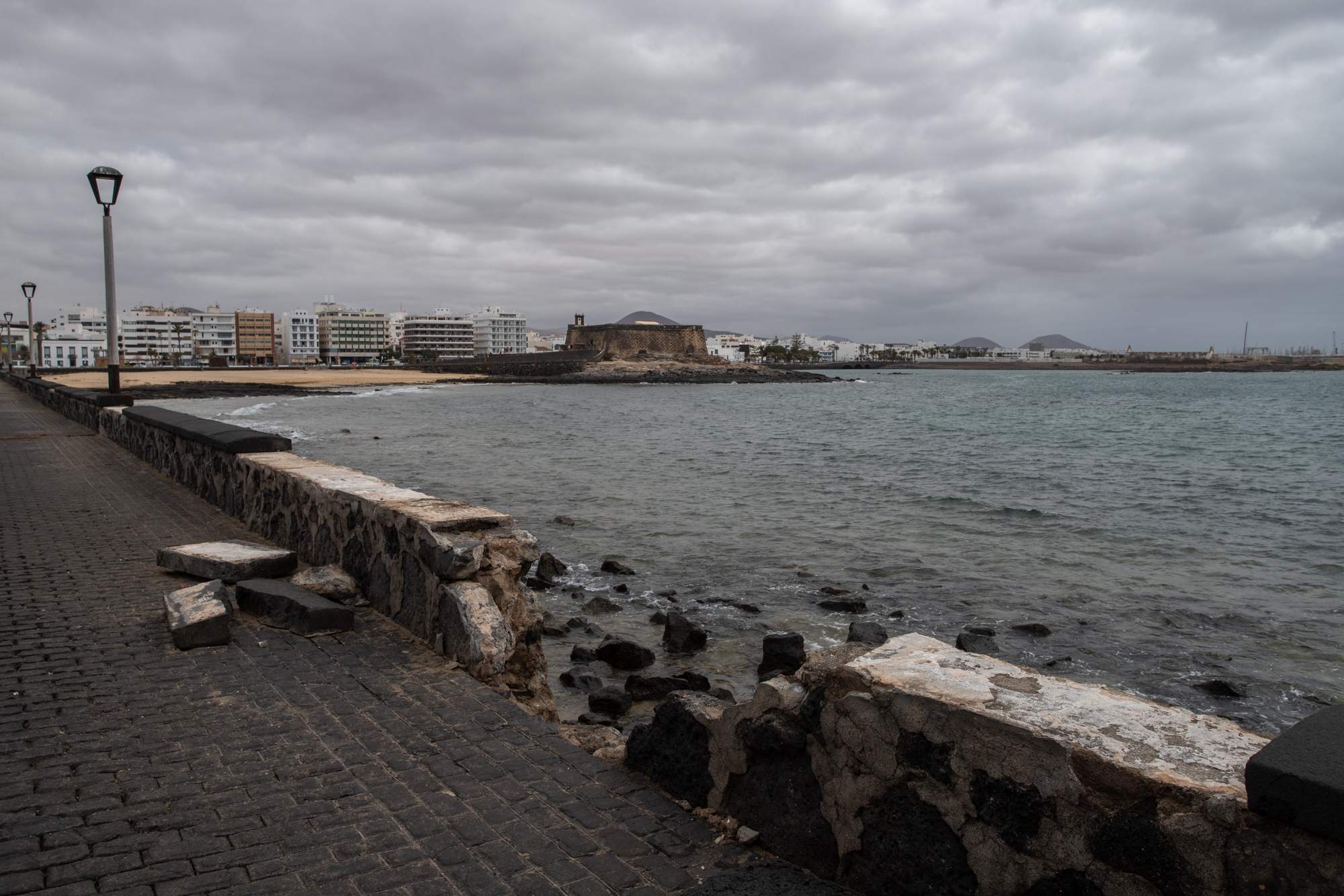 Destrozos causados por el mar en la avenida del Puente de Las Bolas. Foto: Andrea Domínguez. Destrozos causados por el mar en la avenida del Puente de Las Bolas. Foto: Andrea Domínguez.