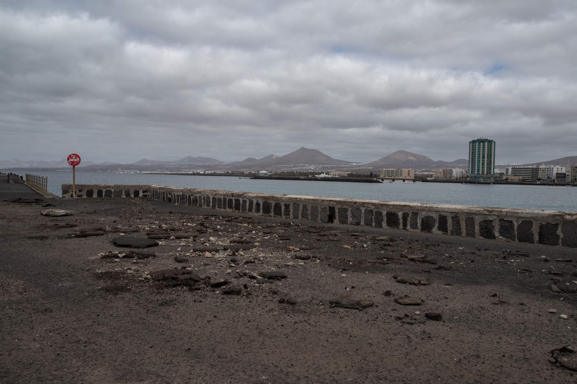 Destrozos causados por el mar en la avenida del Puente de Las Bolas. Foto: Andrea Domínguez. Destrozos causados por el mar en la avenida del Puente de Las Bolas. Foto: Andrea Domínguez.
