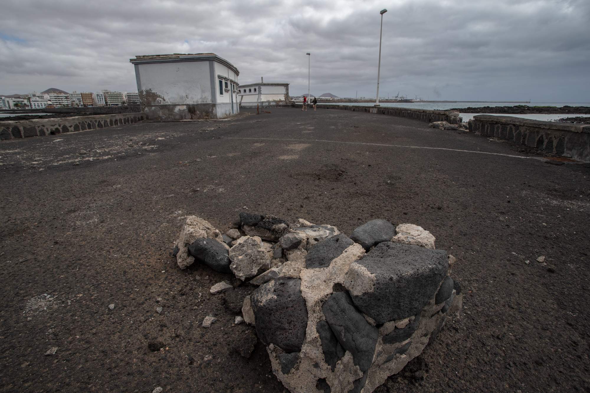 Destrozos causados por el mar en la avenida del Puente de Las Bolas. Foto: Andrea Domínguez. Destrozos causados por el mar en la avenida del Puente de Las Bolas. Foto: Andrea Domínguez.