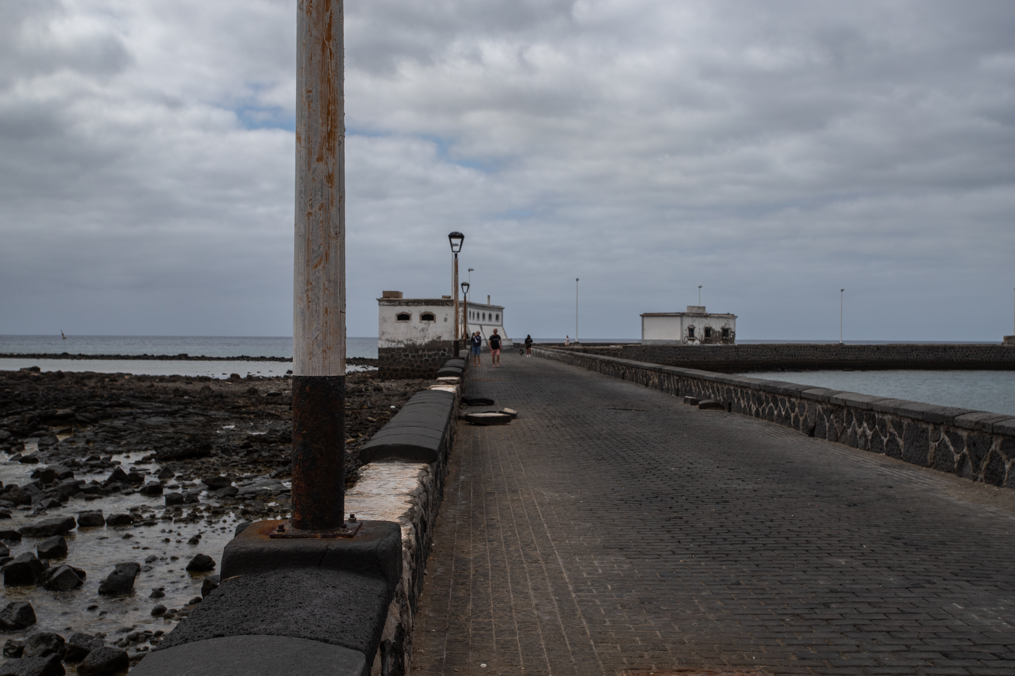 Destrozos causados por el mar en la avenida del Puente de Las Bolas. Foto: Andrea Domínguez.
