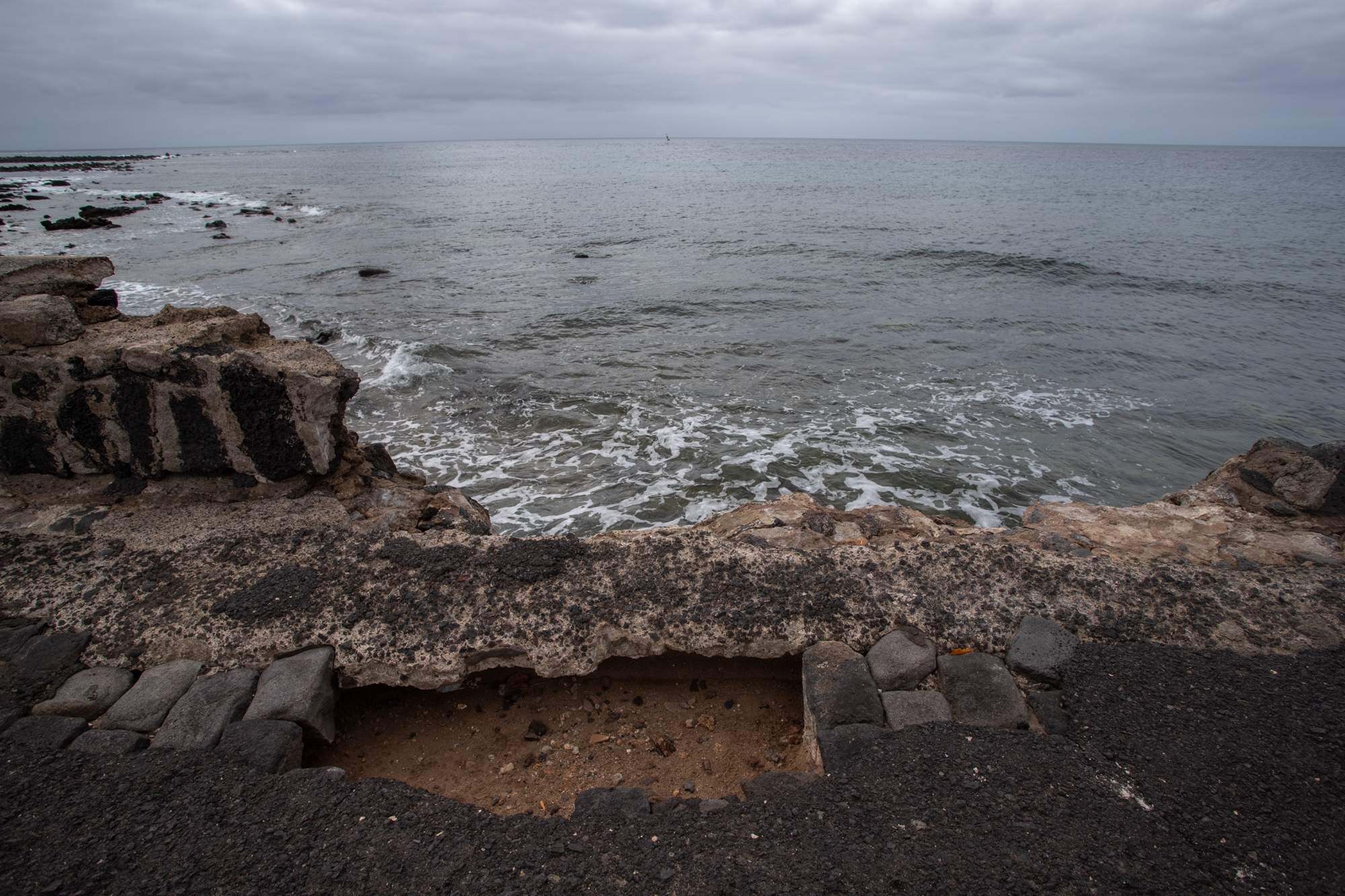 Destrozos causados por el mar en la avenida del Puente de Las Bolas. Foto: Andrea Domínguez. Destrozos causados por el mar en la avenida del Puente de Las Bolas. Foto: Andrea Domínguez.
