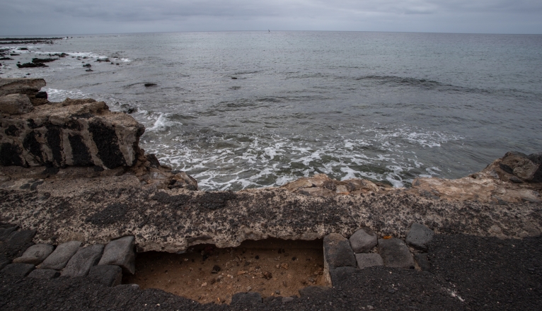 Destrozos causados por el mar en la avenida del Puente de Las Bolas. Foto: Andrea Domínguez. Destrozos causados por el mar en la avenida del Puente de Las Bolas. Foto: Andrea Domínguez.