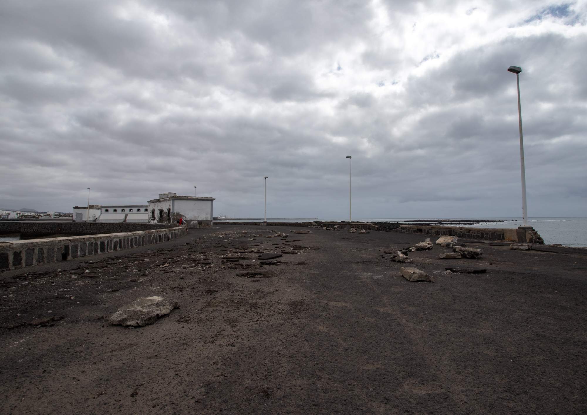 Destrozos causados por el mar en la avenida del Puente de Las Bolas. Foto: Andrea Domínguez. Destrozos causados por el mar en la avenida del Puente de Las Bolas. Foto: Andrea Domínguez.