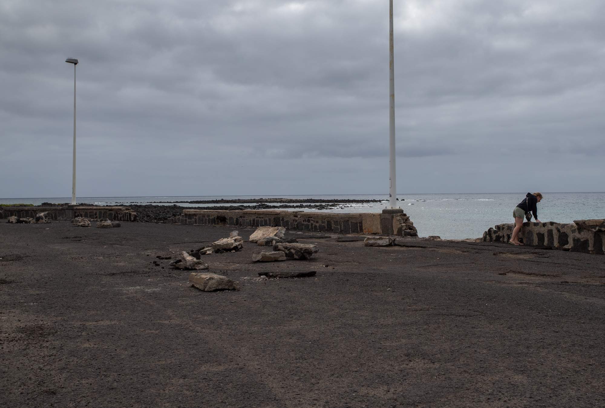 Destrozos causados por el mar en la avenida del Puente de Las Bolas. Foto: Andrea Domínguez. Destrozos causados por el mar en la avenida del Puente de Las Bolas. Foto: Andrea Domínguez.