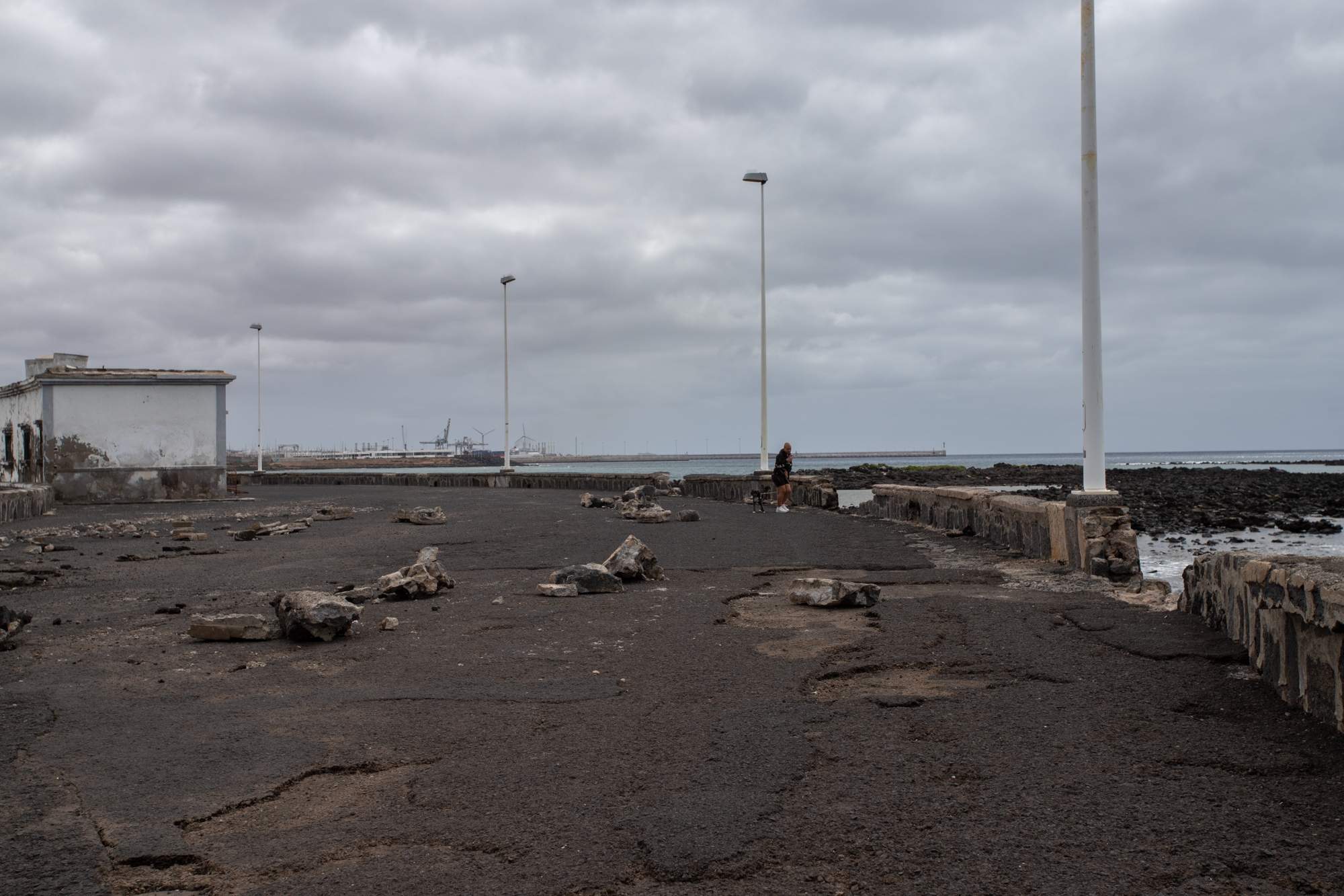 Destrozos causados por el mar en la avenida del Puente de Las Bolas. Foto: Andrea Domínguez. Destrozos causados por el mar en la avenida del Puente de Las Bolas. Foto: Andrea Domínguez.