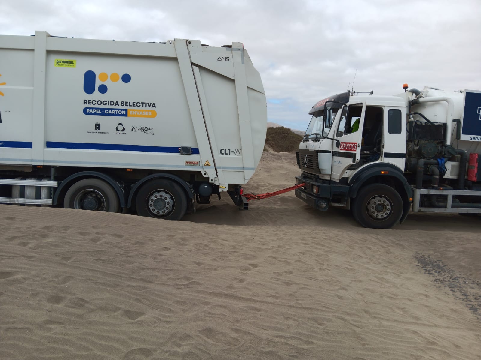 Un camión de basura, atrapado en la carretera del molino de Famara. Foto: Cedida. 