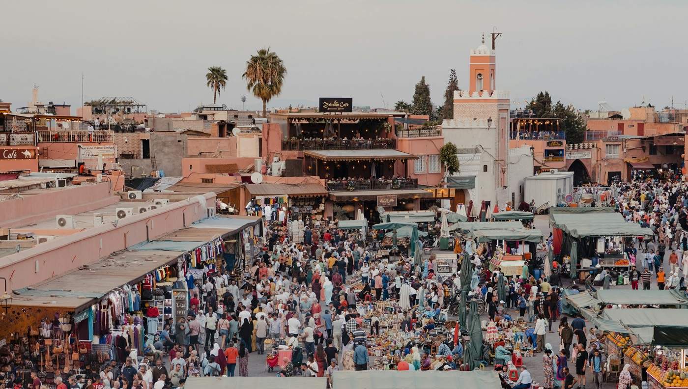 La plaza Djemaa el Fna de Marrakech, la más concurrida de África. Vuelos.
