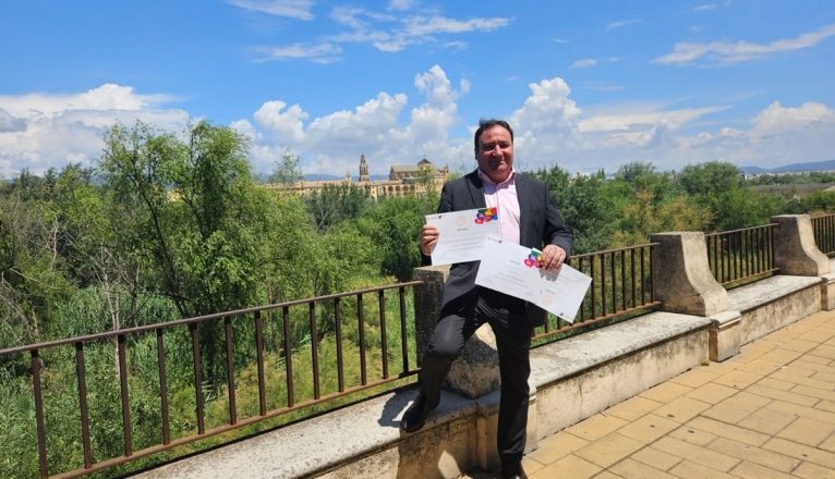 Félix Laguna con los dos premios Félix Laguna con los dos premios