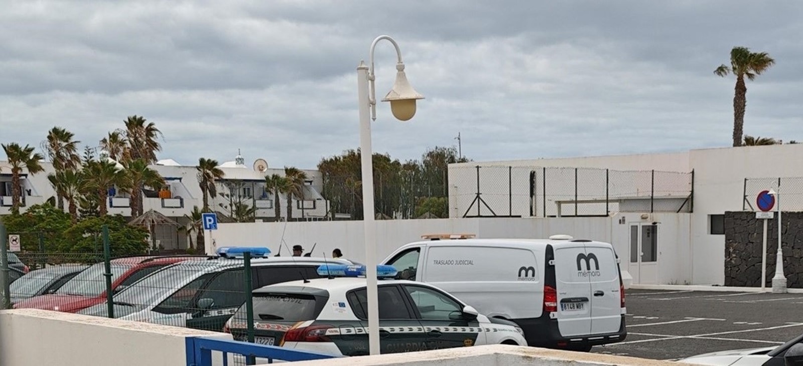 Exterior del domicilio en el que se ha encontrado el cuerpo sin vida de un joven (Foto: La Voz)