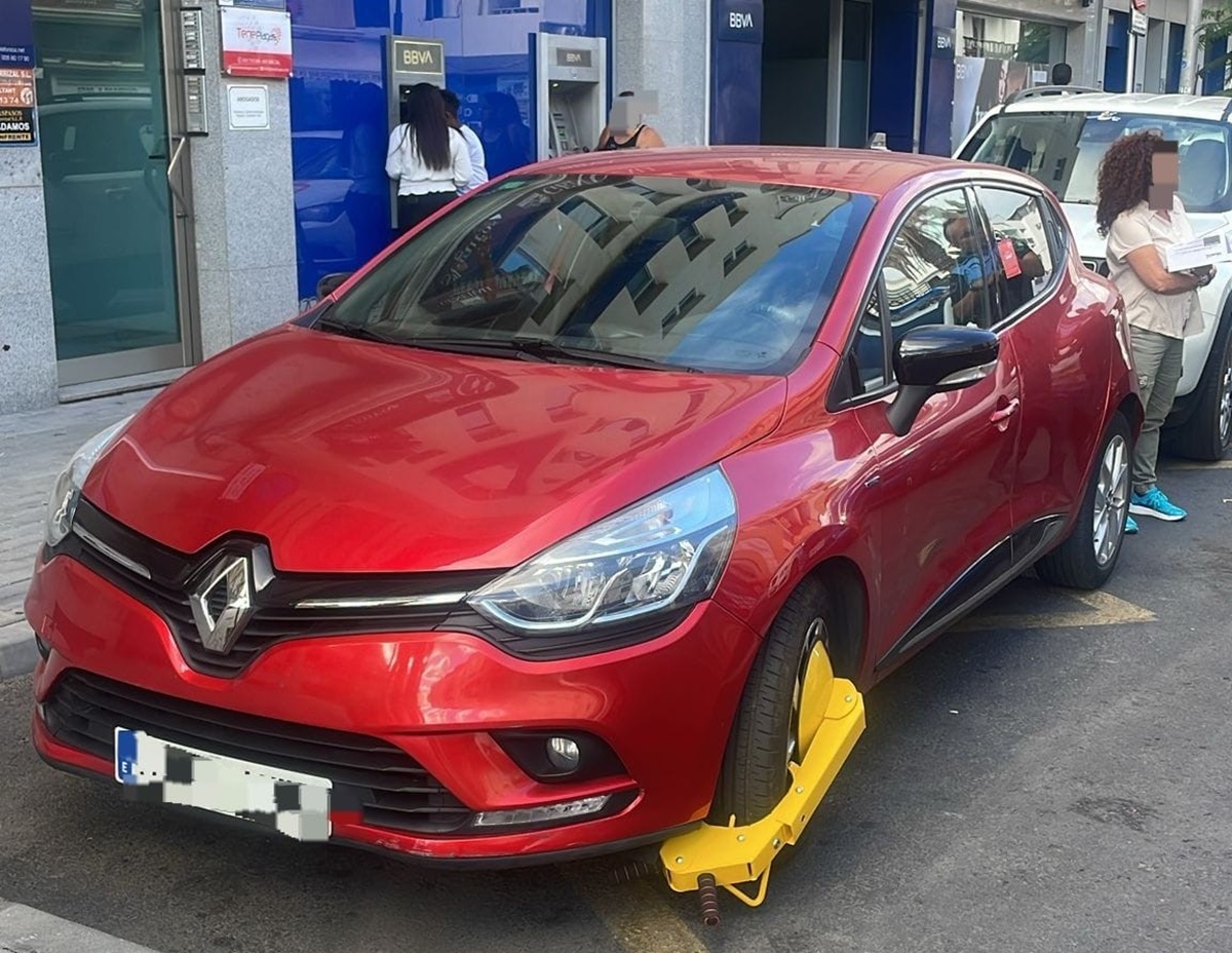 El coche robado este jueves en Arrecife (Foto: Policía Local de Arrecife)