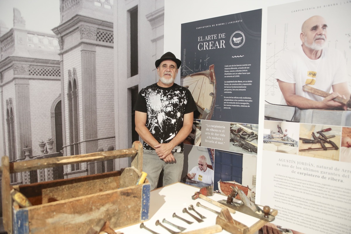 Agustín Jordan con sus creaciones en Arrecife (Foto: Juan Mateos)