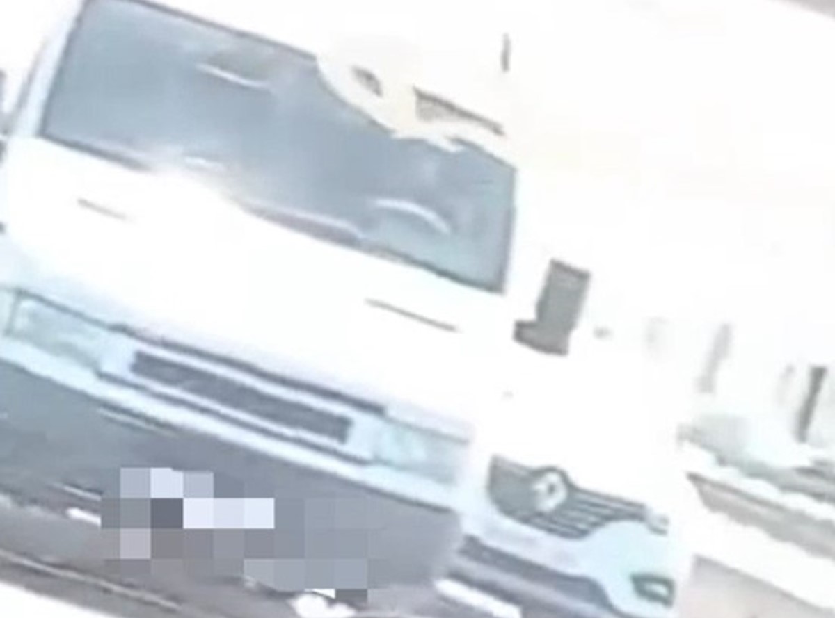 Un vehículo haciendo zig-zag en la carretera del Aeropuerto hacia Arrecife