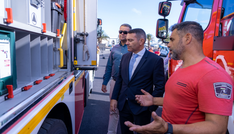 Oswaldo Betancort, presidente del Cabildo Insular, junto a uno de los bomberos
