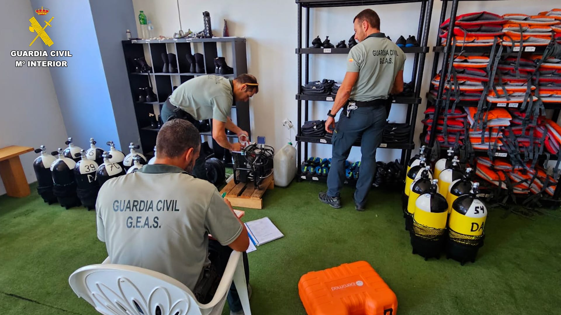 La Guardia Civil controla los centros de buceo de la provincia de Las Palmas La Guardia Civil controla los centros de buceo de la provincia de Las Palmas