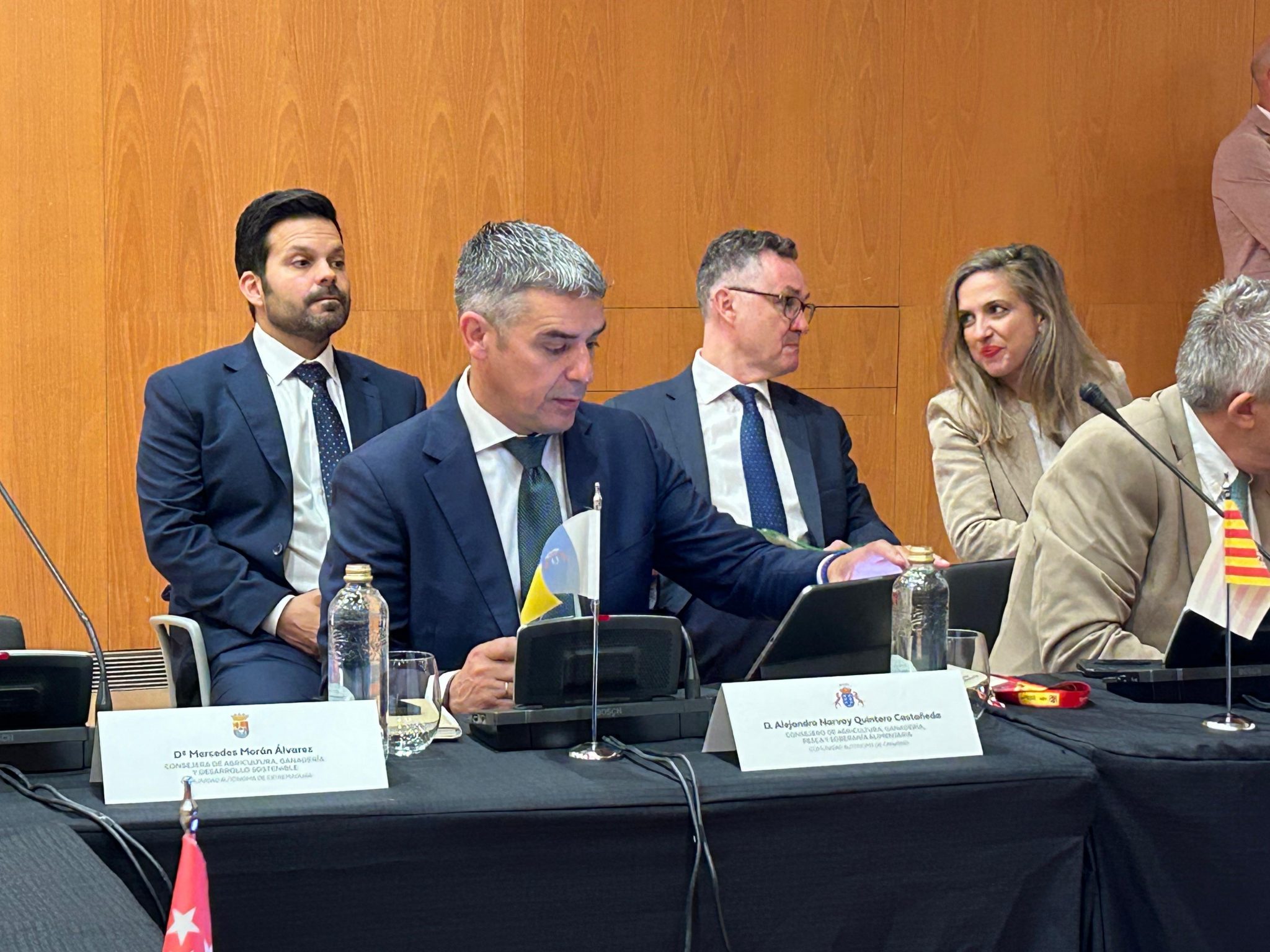 El consejero de Agricultura y Ganadería, Narvay Quintero, durante una reunión