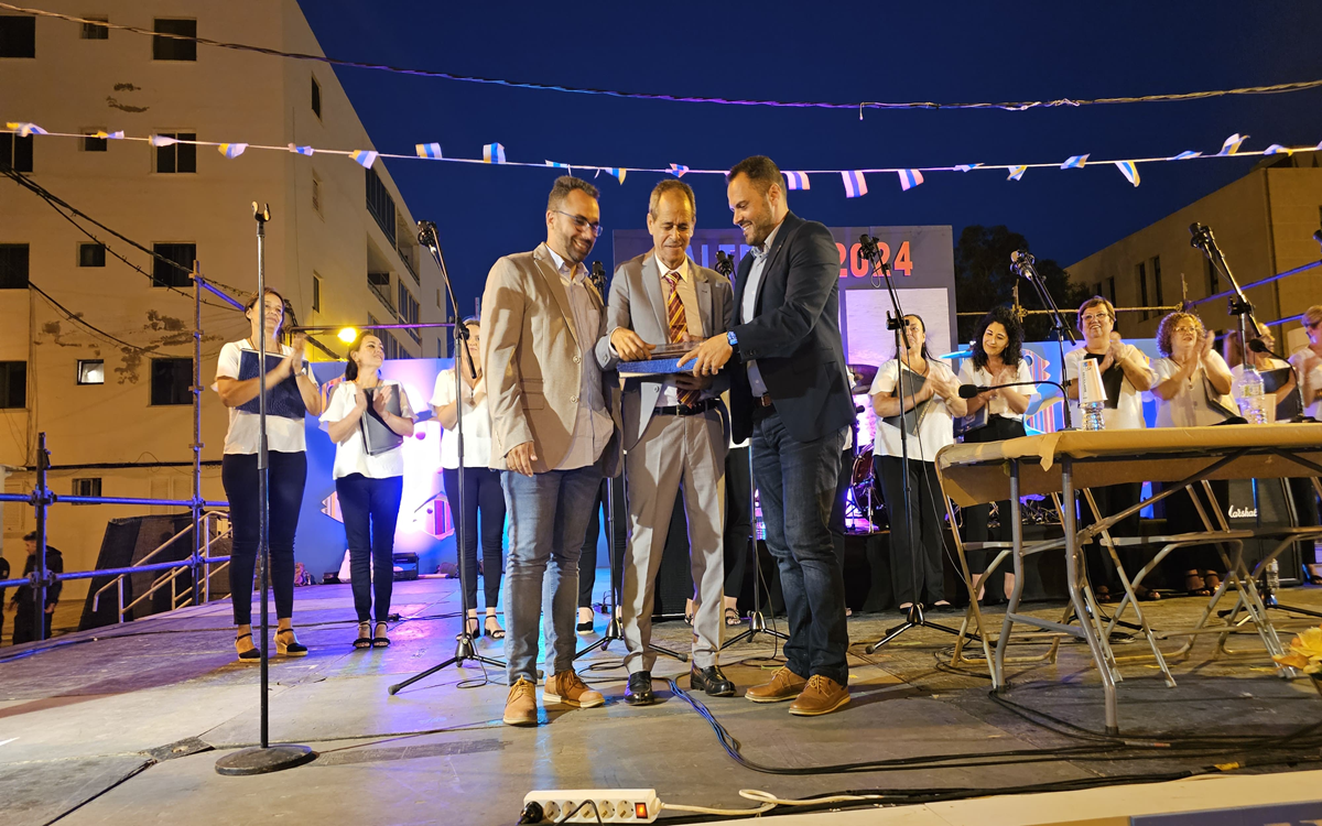 Entrega de un reconocimiento al pregonero Marcelino Suárez