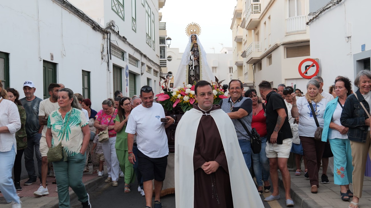 Los vecinos Valterra celebran el Día del Carmen recorriendo las calles del barrio