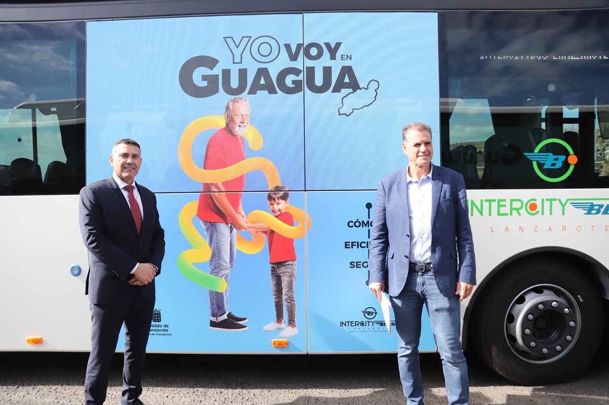 Oswaldo Betancort, junto al consejero de Transportes, Domingo Cejas