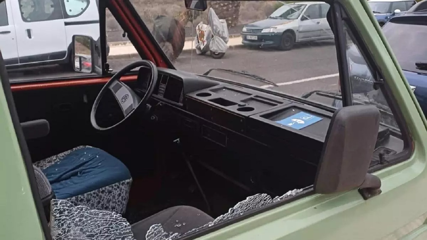 Uno de los coches destrozados por el turista