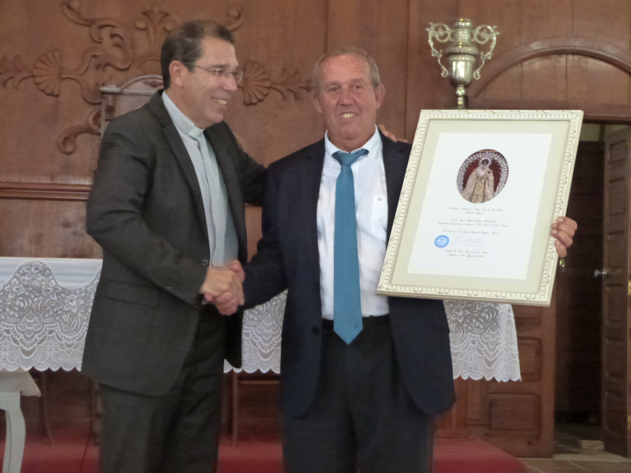 The parish priest of Teguise presents the diploma to the town crier José Miguel Duque