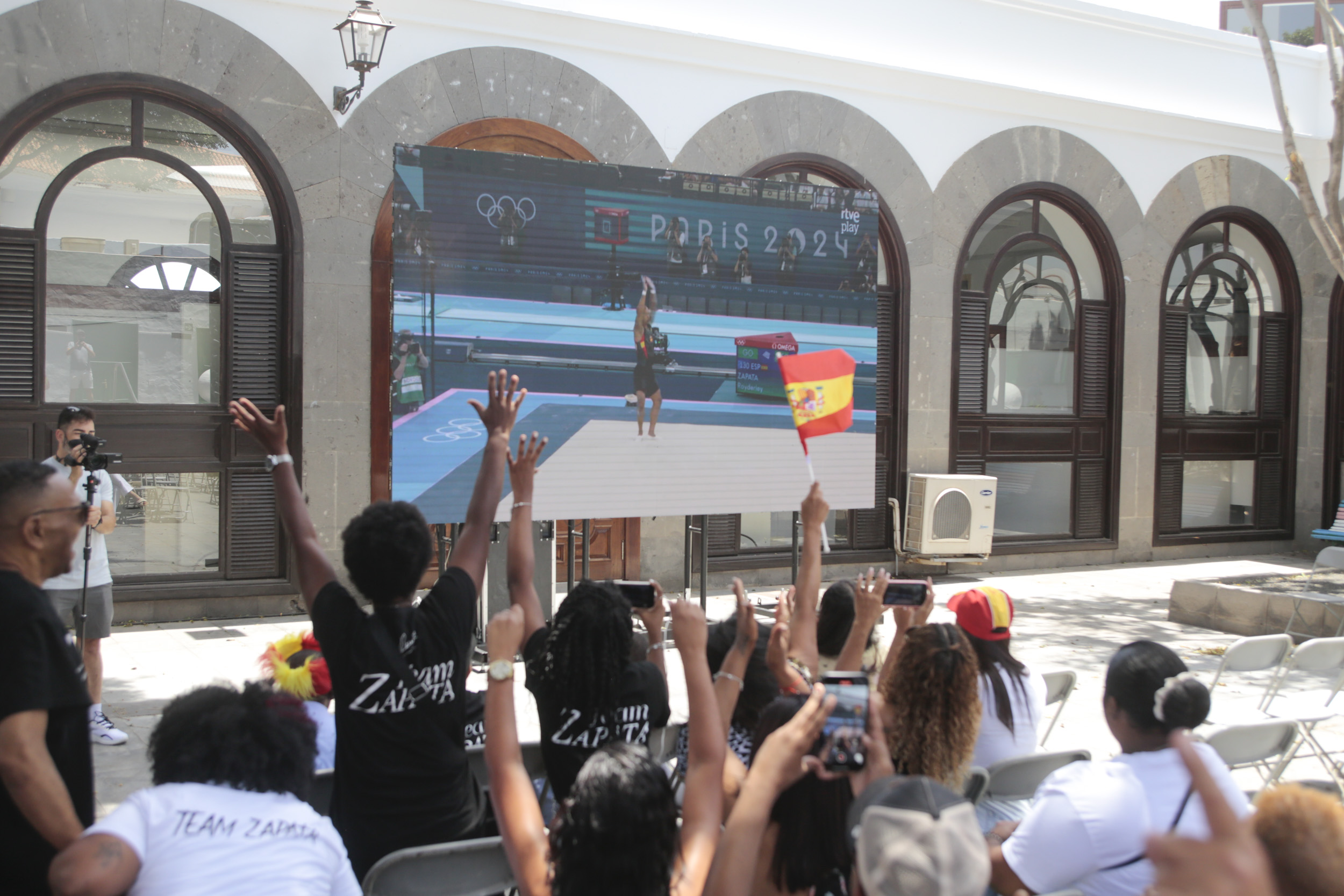 Conejeros apoyando al gimnasta olímpico Ray Zapata. Foto: Juan Mateos. 