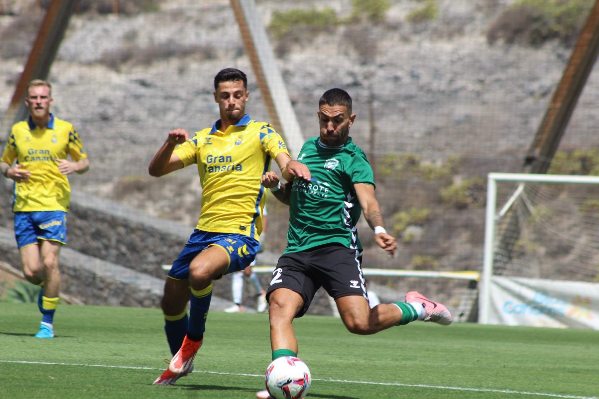 Unión Sur Yaiza against UD Las Palmas in a moment of the friendly match.