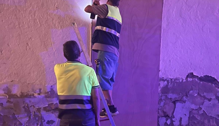 Operarios del Ayuntamiento de Arrecife tapiaron ayer los accesos a esta casa. Trabajos escoltados por la Policía Local Operarios del Ayuntamiento de Arrecife tapiaron ayer los accesos a esta casa. Trabajos escoltados por la Policía Local