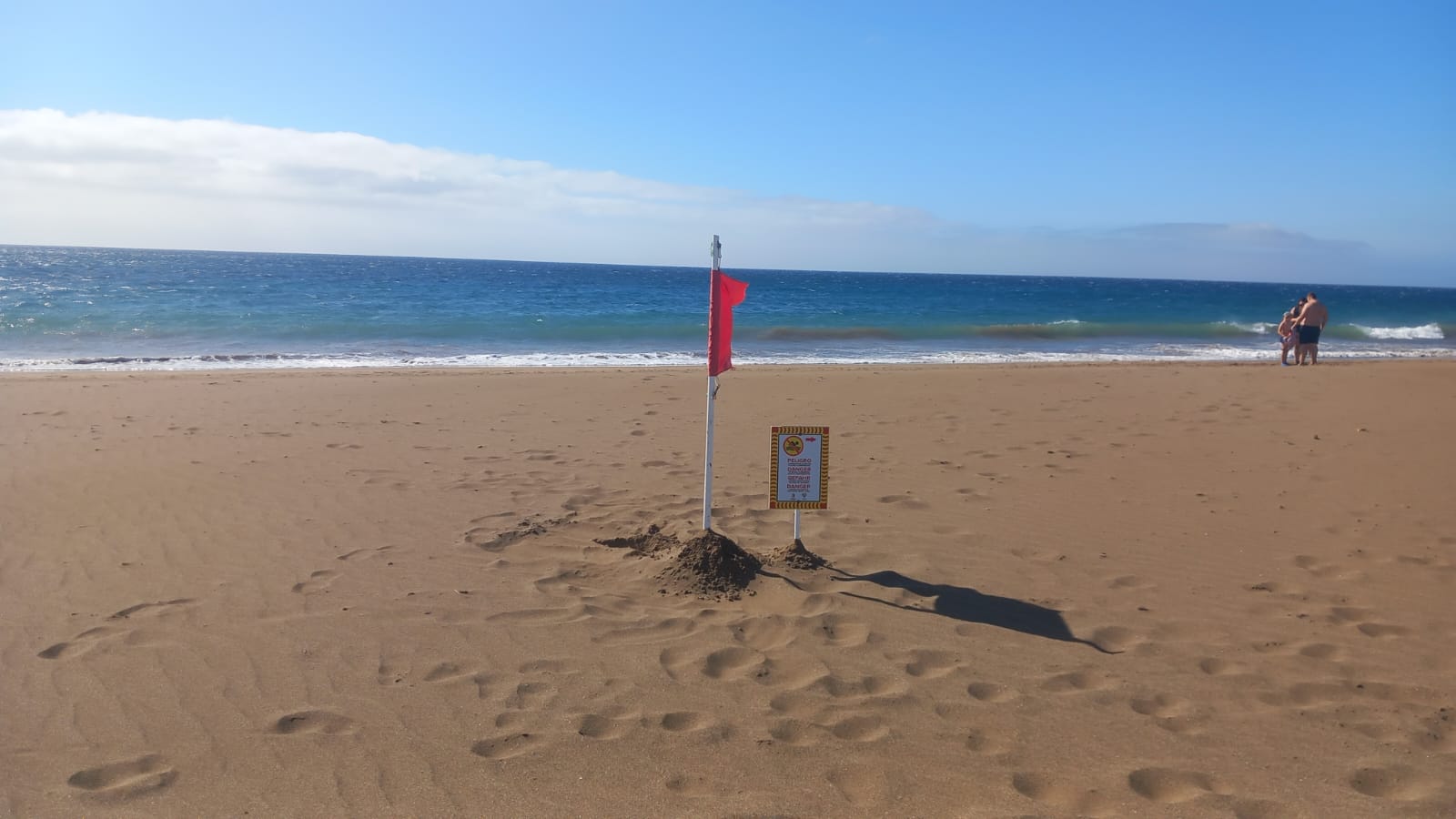 Bandera roja en un tramo de la playa de Matagorda por la corriente