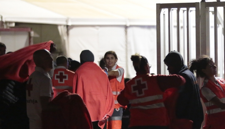 Atención a migrantes en Puerto Naos Atención a migrantes en Puerto Naos