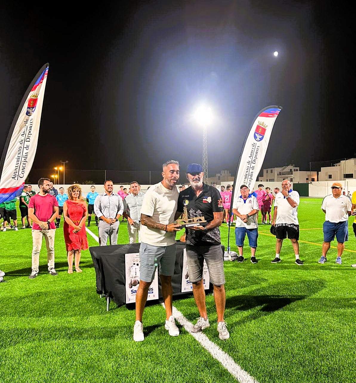Momento vivido en la ceremonia de entrega de trofeos del Torneo de Fútbol de San Ginés , disputado en el Agapito Reyes Momento vivido en la ceremonia de entrega de trofeos del Torneo de Fútbol de San Ginés , disputado en el Agapito Reyes