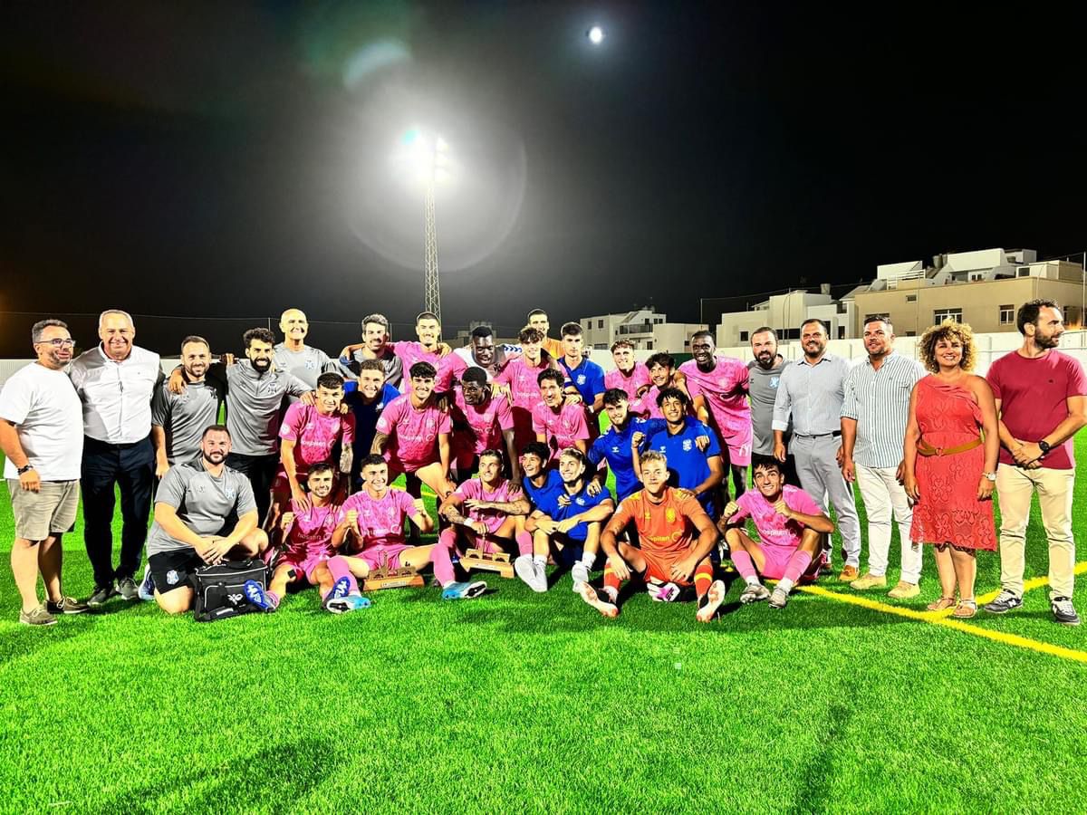 Las autoridades de Arrecife y Cabildo en la entrega de trofeos del Torneo de Fútbol San Ginés Las autoridades de Arrecife y Cabildo en la entrega de trofeos del Torneo de Fútbol San Ginés