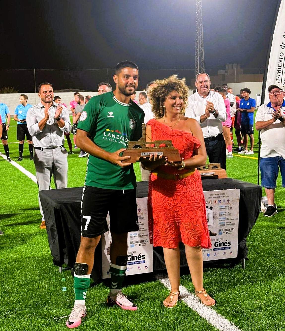 La concejala de Deportes en un momento de la entrega de trofeos La concejala de Deportes en un momento de la entrega de trofeos