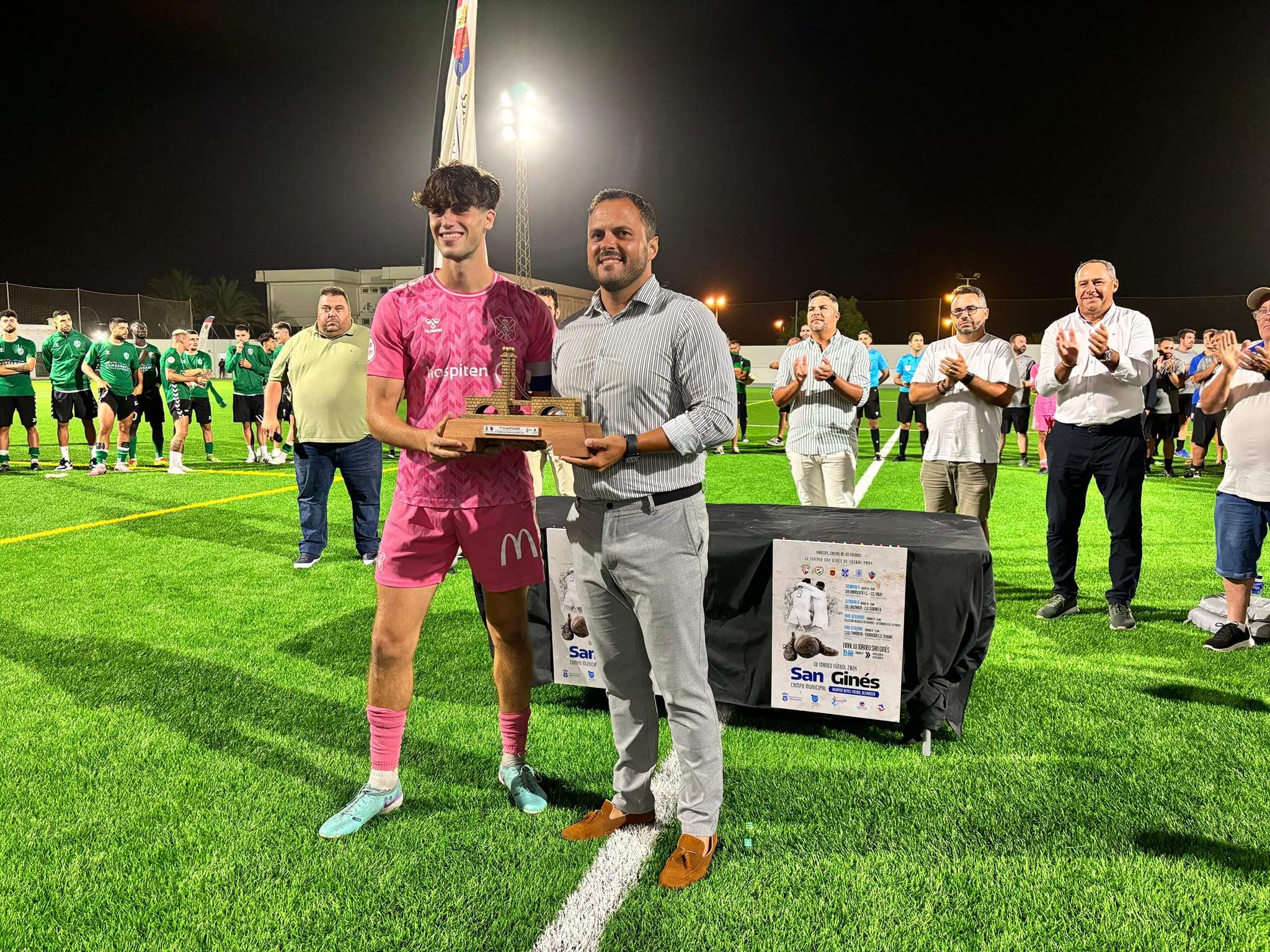 El alcalde de Arrecife en un momento de la entrega de trofeos El alcalde de Arrecife en un momento de la entrega de trofeos