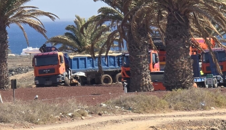La colisión entre un coche y un camión provoca grandes retenciones en las carreteras del sur de la isla