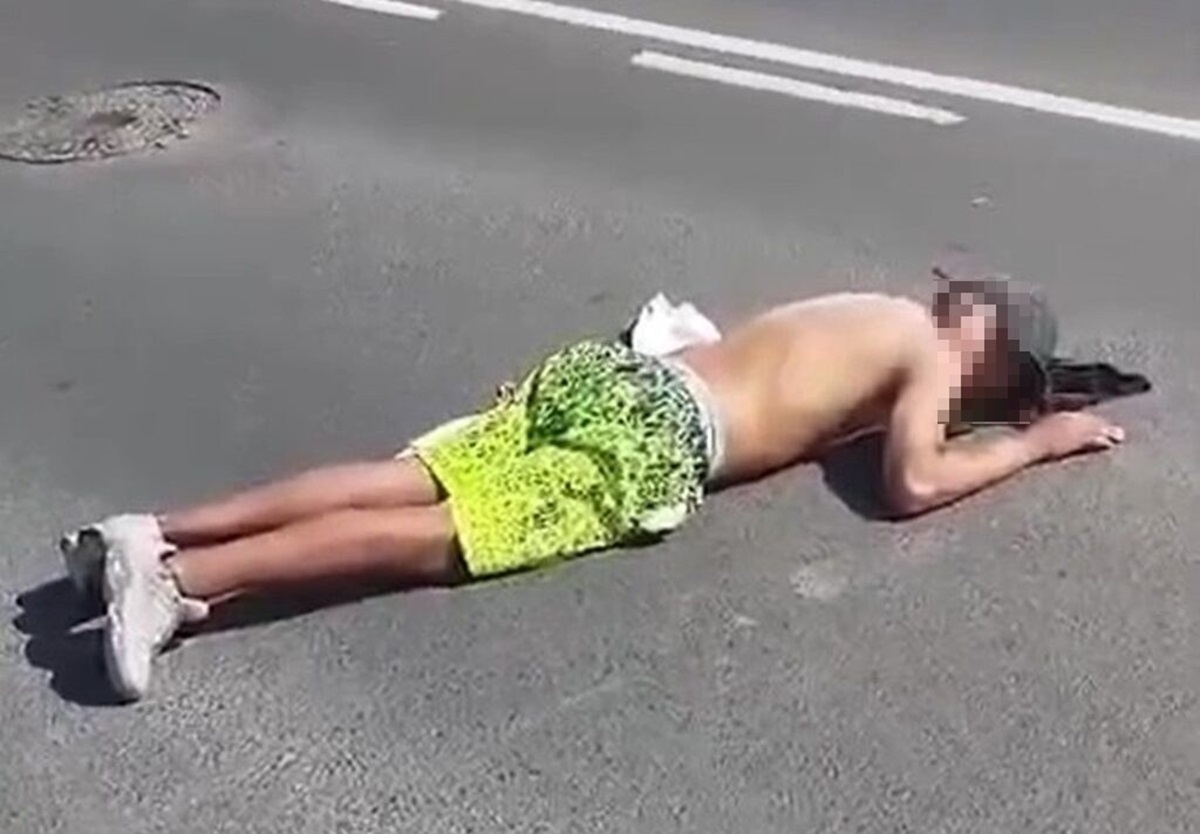 El joven apuñalado con arma blanca en Argana tirado en el suelo