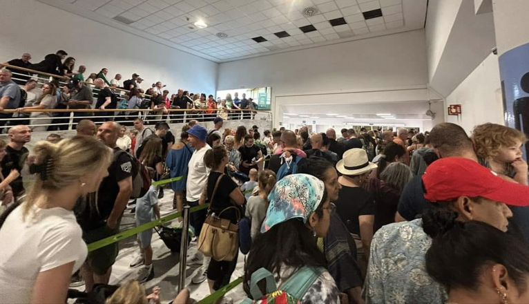 Long queues at the passport stamping at César Manrique Airport. Photo: Cedida.